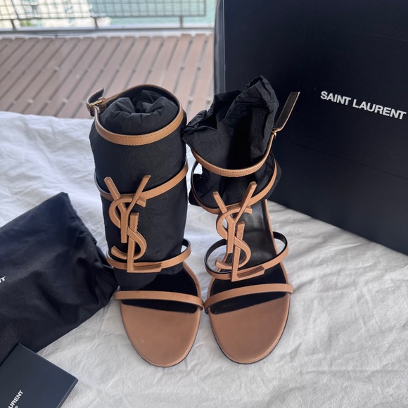 Saint Laurent Cassandra YSL Medallion Stiletto - Picture 1 of 9